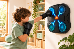 Un niño con guantes juega con el panel de boxeo musical