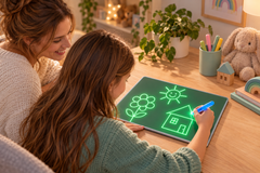Niña y madre creando dibujos luminosos en la pizarra LED